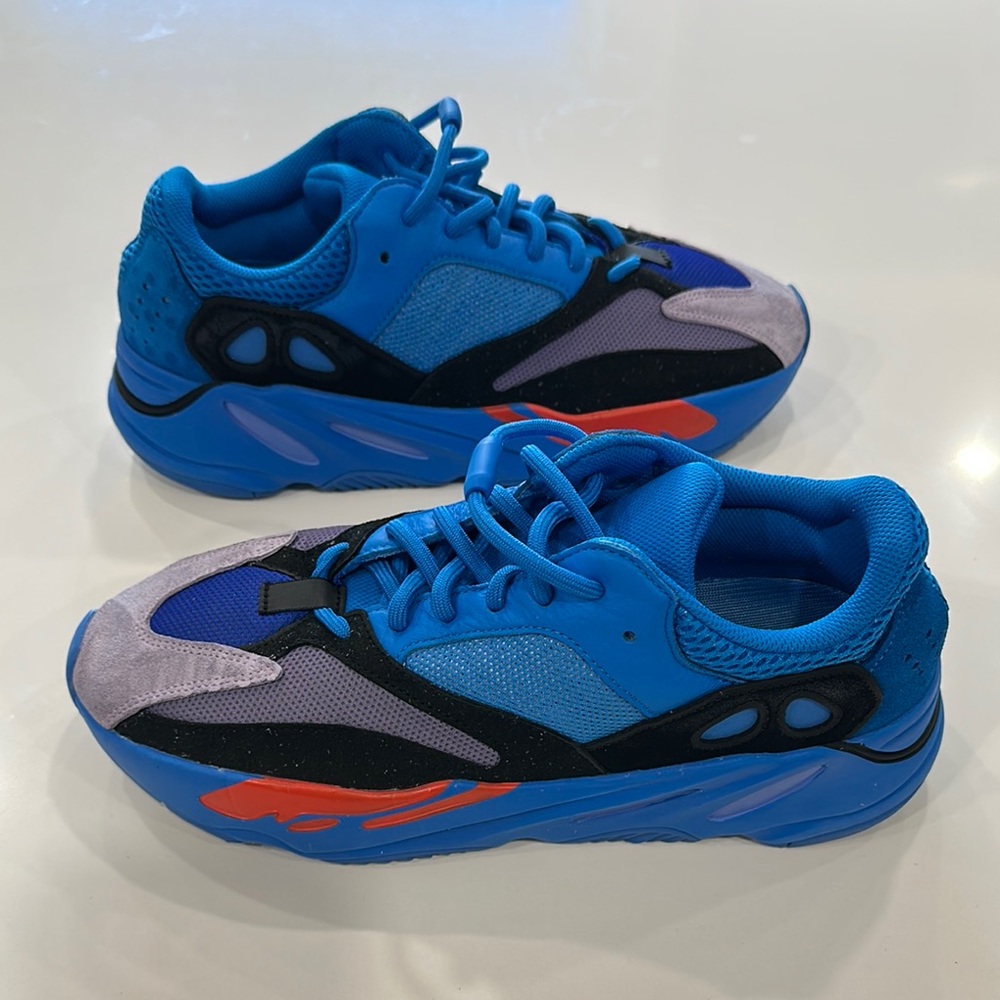 Adidas YEEZY boost 700